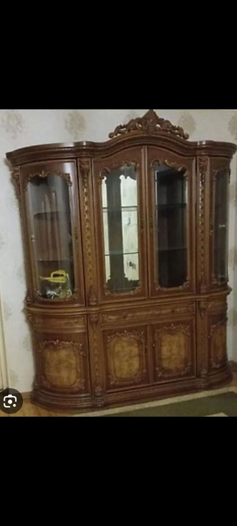 Klassik üslubda böyük vitrin-bufet - Material: təbii ağac karkas — Sumqayıt