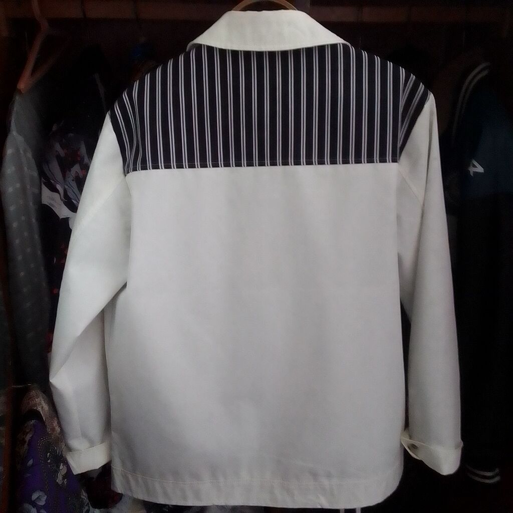 Ağ rəngli, zolaqlı detallı kişi gödəkçəsi - Stil: gündəlik/casual — Kurtkalar, Bakı (3)