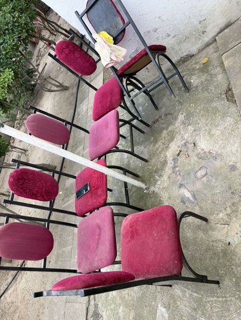 Metal karkaslı qırmızı oturacaqlı stullar dəsti. Həyətdı isdifadə — Digah