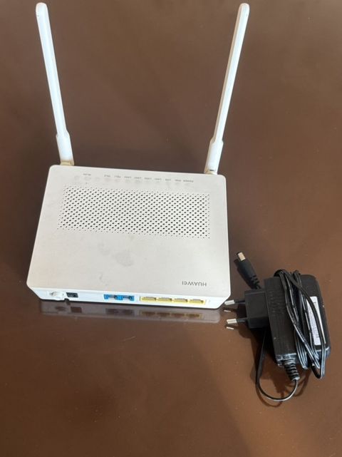 Huawei Wi‑Fi marşrutlaşdırıcı Xüsusiyyətlər: - İki ədəd xarici antena — Masazır