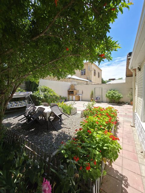 Satılır 4 otaqlı həyət evi/bağ evi 130 m² — Bakı