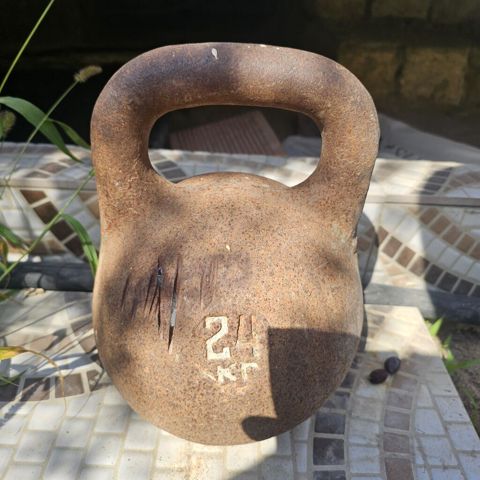 Məhsul: Dəmir kettlebell (girya) Çəki: 24 kq (hər iki nümunədə “24” — Digah