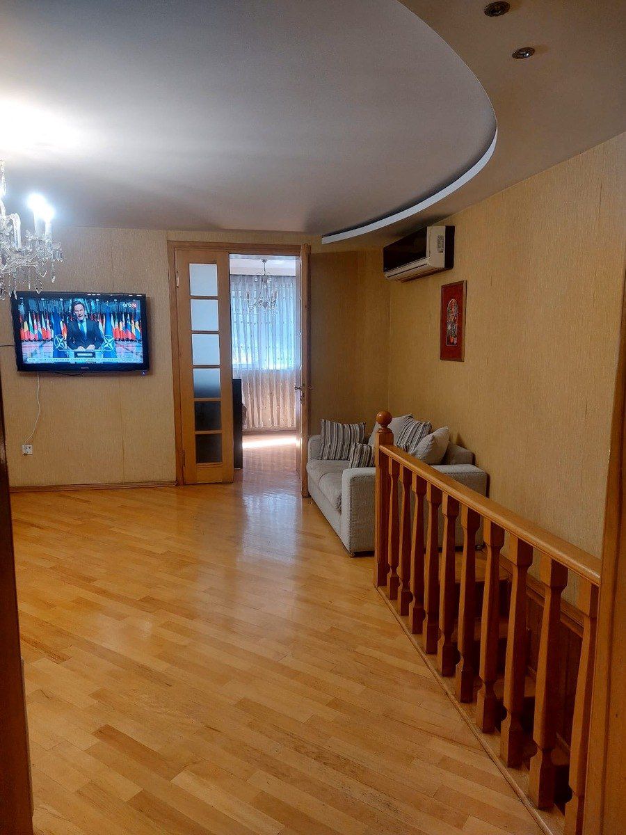 Satılır 4 otaqlı köhnə tikili 115 m² — Mənzil, Bakı