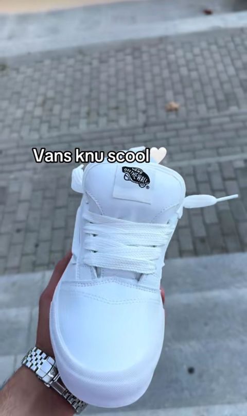 Vans Knu Skool – tam ağ rəngdə klassik skeyt üslubu. - Model: Vans Knu — Bakı