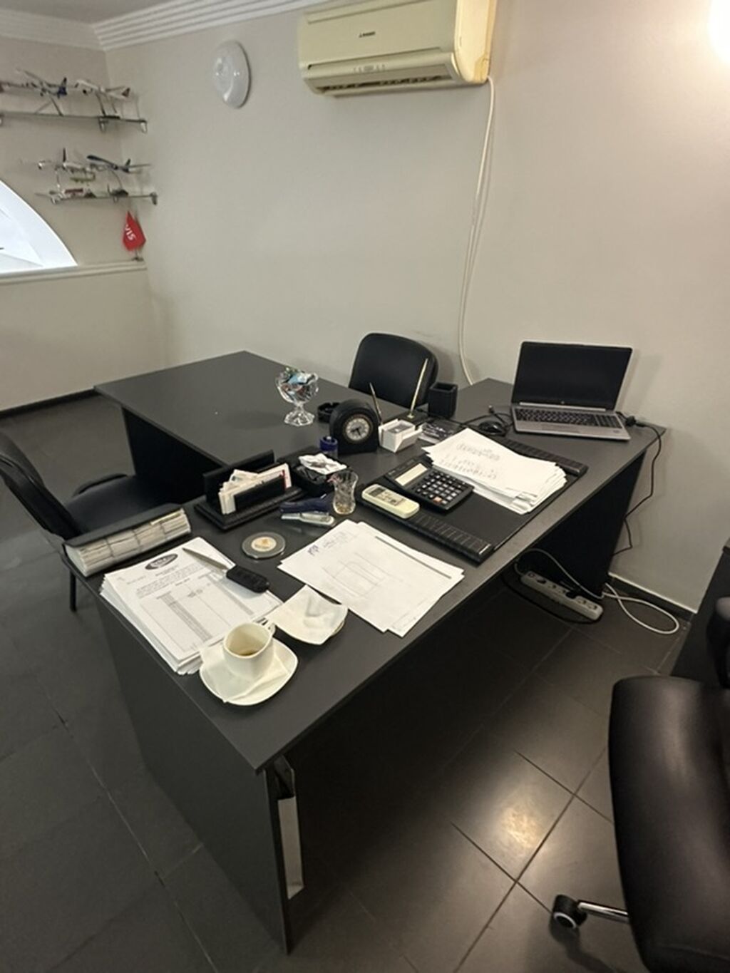 Ofis mebel dəsti – qrafit rəng - Minimalist dizaynlı iş masası: düz — Ofis mebeli, Bakı (8)