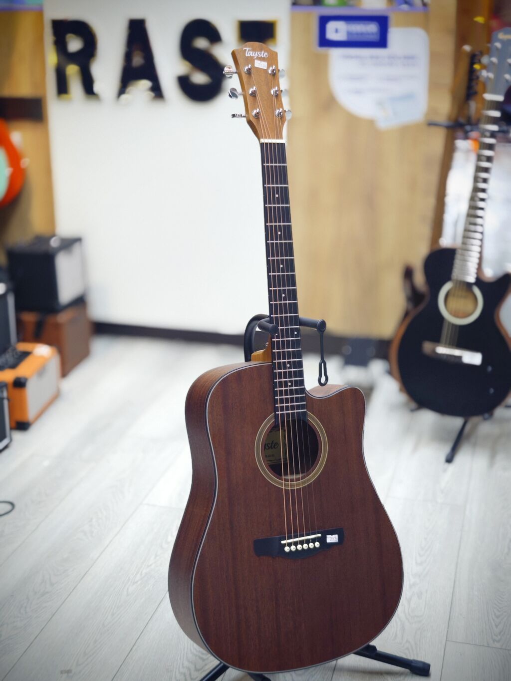 Akustik gitara Rast musiqi aletleri maģazasinin ünvanları 1 — Gitarlar və digər simli alətlər, Bakı