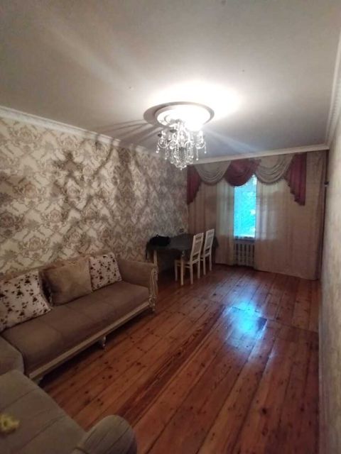Satılır 4 otaqlı köhnə tikili 100 m² — Bakı