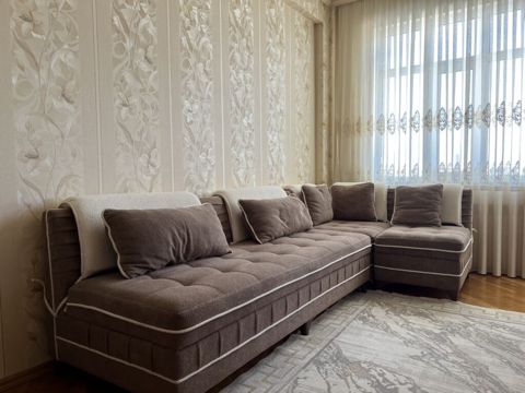 Divan bir ay əvvəl alınıb, 1200 manata almışıq. Köçdüyümüz üçün — Bakı