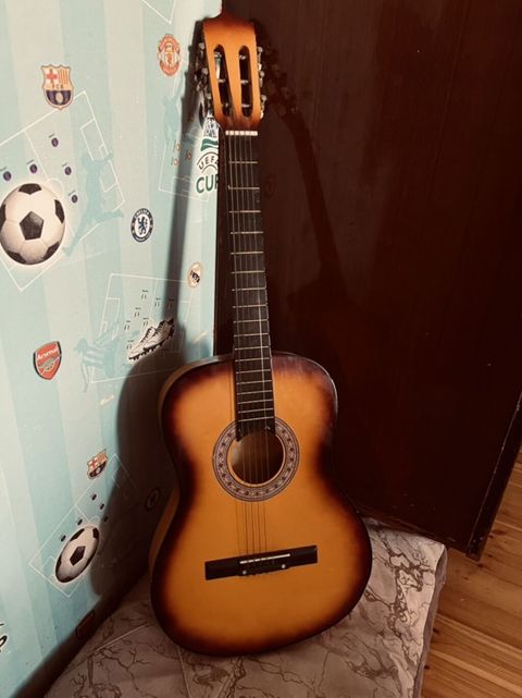Salam bu gitar çox az işlenib gitara hevesi olanlar üçün cox ıdeal bır — Mehdiabad