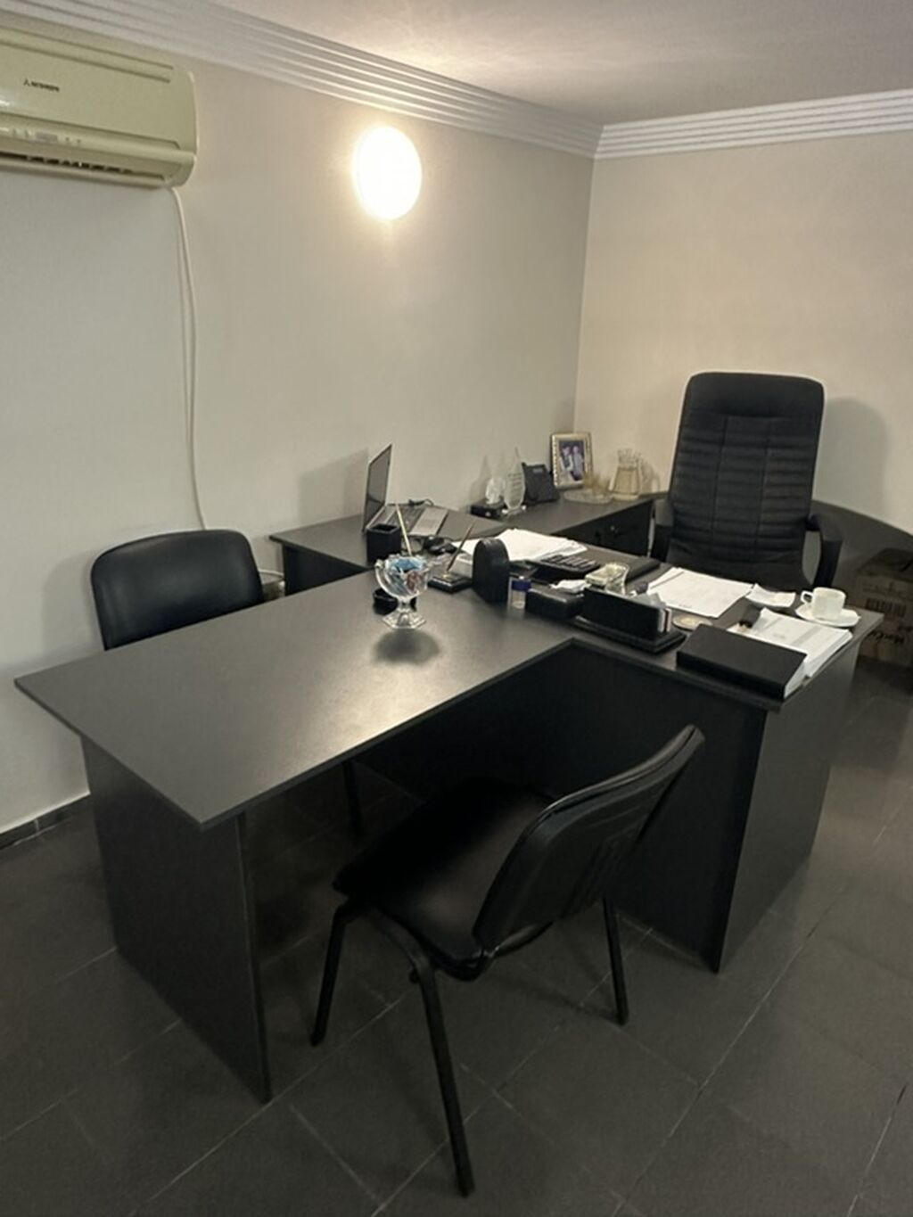 Ofis mebel dəsti – qrafit rəng - Minimalist dizaynlı iş masası: düz — Ofis mebeli, Bakı (9)