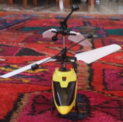 Uzaqdan idarə olunan mini helikopter – sarı-gövdəli, ikiqat koaksial — Oyuncaq nəqliyyat vasitələri