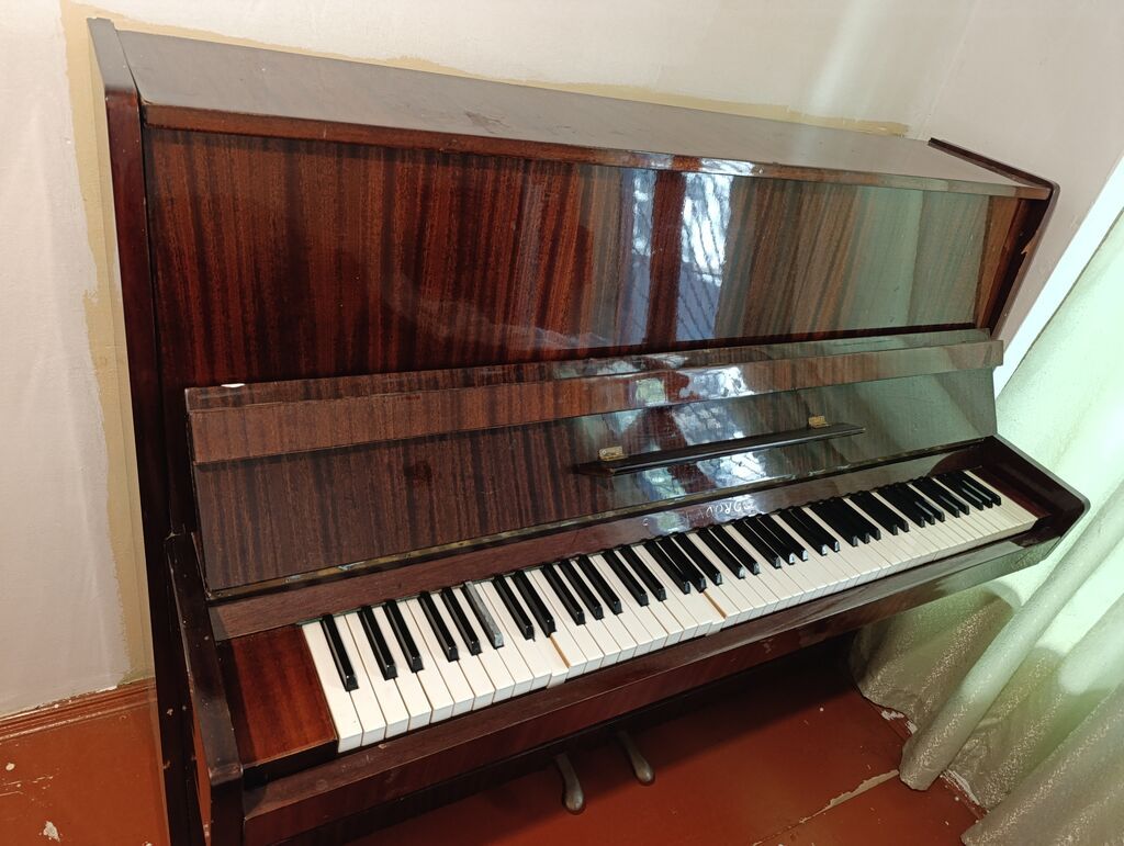 Upright pianino – klassik dizaynlı, tünd qəhvəyi parlaq taxta korpus — Pianino və digər klaviş alətləri, Bakı (4)