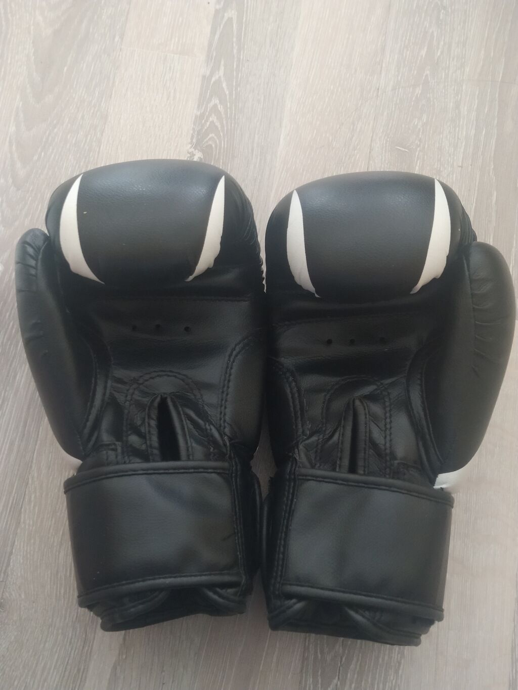Məhsul: Venum boks əlcəkləri - Rəng: qara-ağ - Ölçü/çəki: 10 oz - 1 — Döyüş sənətləri, Bakı (2)