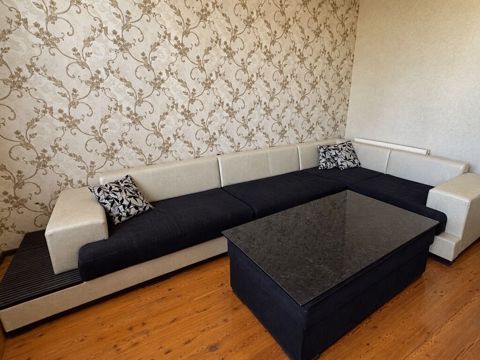 Divan satılır 4 metr uzunluq 2 metr en. 3 minə alınıb 3-4 il qabağ — Bakı