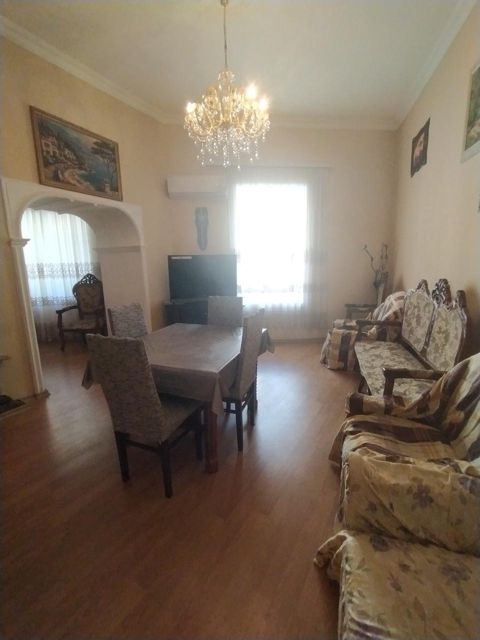 Satılır 6 otaqlı köhnə tikili 180 m² — Bakı