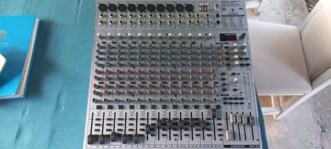 Behringer Eurorack UB2442FX-PRO mikser ideal veziyyetde - 24 girişli — Füzuli