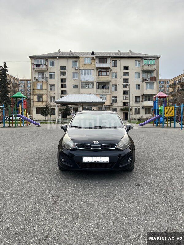 Kia Rio, 2018 il — Minik avtomobili icarəsi, Bakı (7)