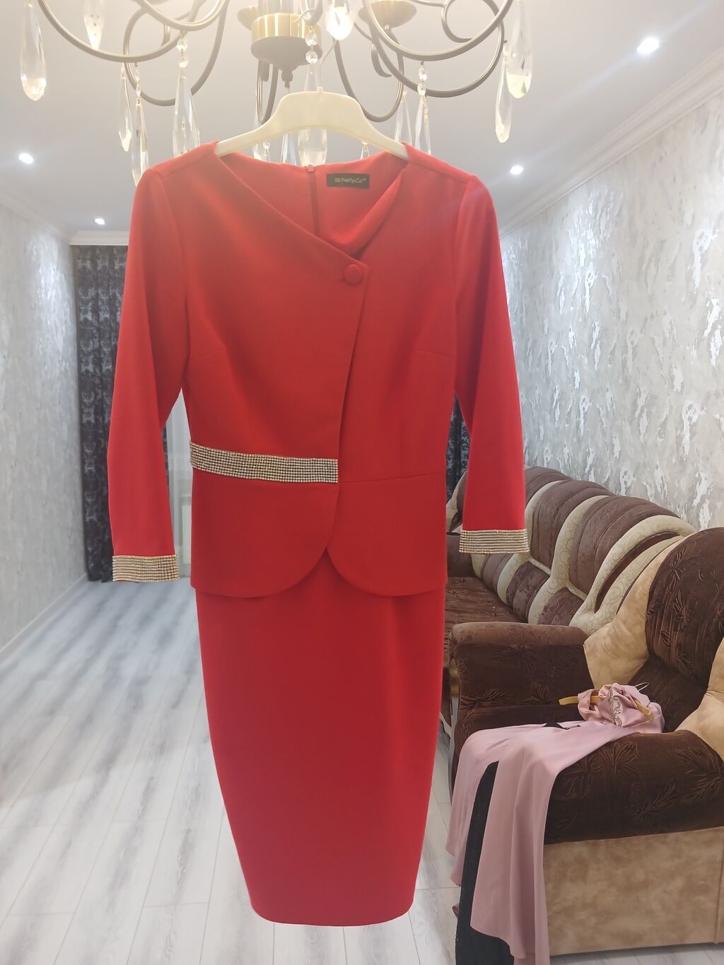 Qırmızı dəbli qadın kostyum-don 36 bədən - Model: qələm kəsimli, dizə — Kostyum, Saatlı (2)