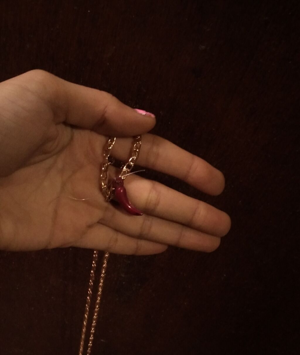 Qızılı rəngli zəncir boyunbağı – qırmızı “bibər” formalı canavar dişi — Qolye və zəncir, Bakı (3)