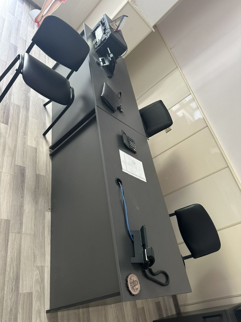 Ofis mebel dəsti – qrafit rəng - Minimalist dizaynlı iş masası: düz — Ofis mebeli, Bakı (3)
