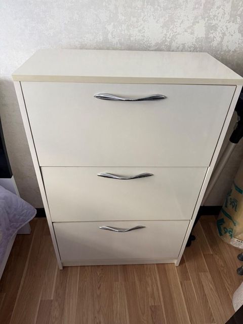 Açılan bölməli ayaqqabılıq - Rəng: krem/ivori, xrom tutacaqlar — Storage furniture