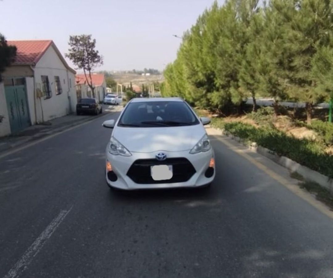 "Toyota Aqua Prius 2016" icarəsi — Avtomobil icarəsi, Bakı (4)