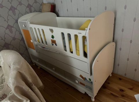 Uşaq otağı üçün komplekt: beşik+ şkaf Beşik: 120 azn Şkaf: 170 azn — Digah