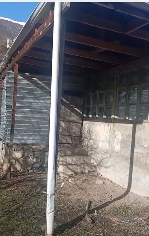 Dağ kəndində yerləşən həyətyanı torpaq sahəsi və köhnə tikili — Digah