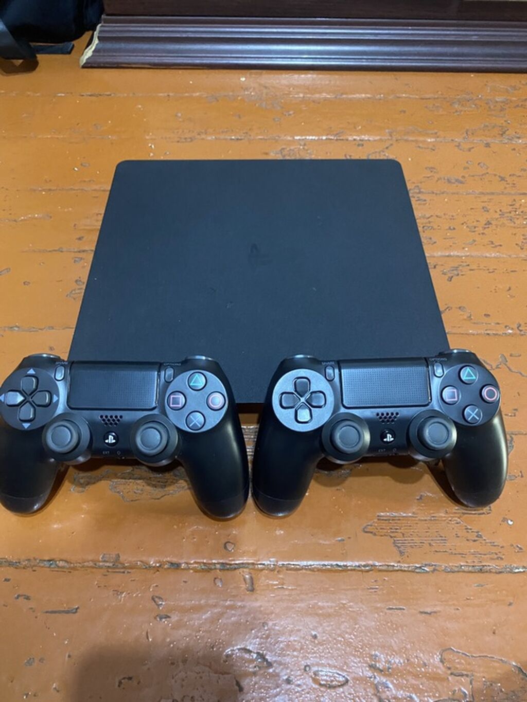 PlayStation 4 Slim 1tb yaddaş Xüsusiyyətlər: - Model: PS4 Slim, qara — Oyun konsolları, Bakı (3)
