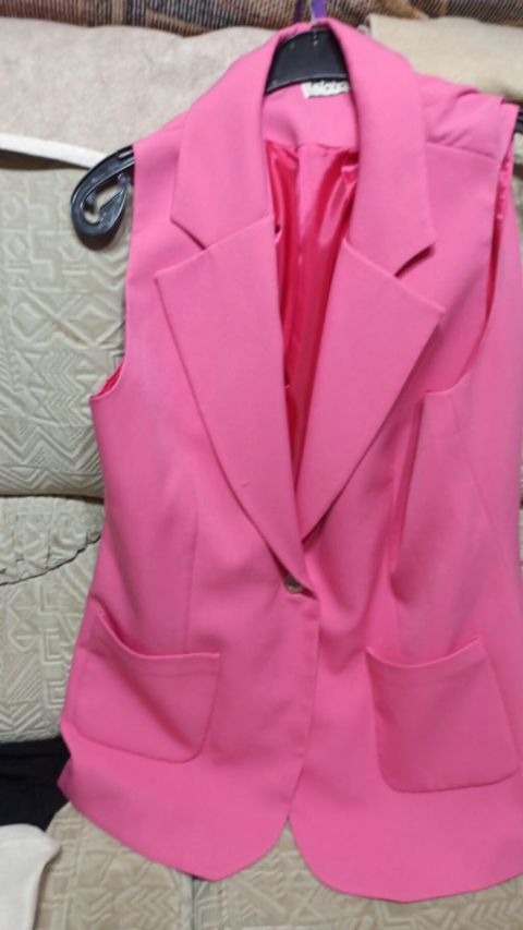Qadınlar üçün qolsuz jilet – parlaq çəhrayı rəngdə.Qiymət 15 manat — Vests