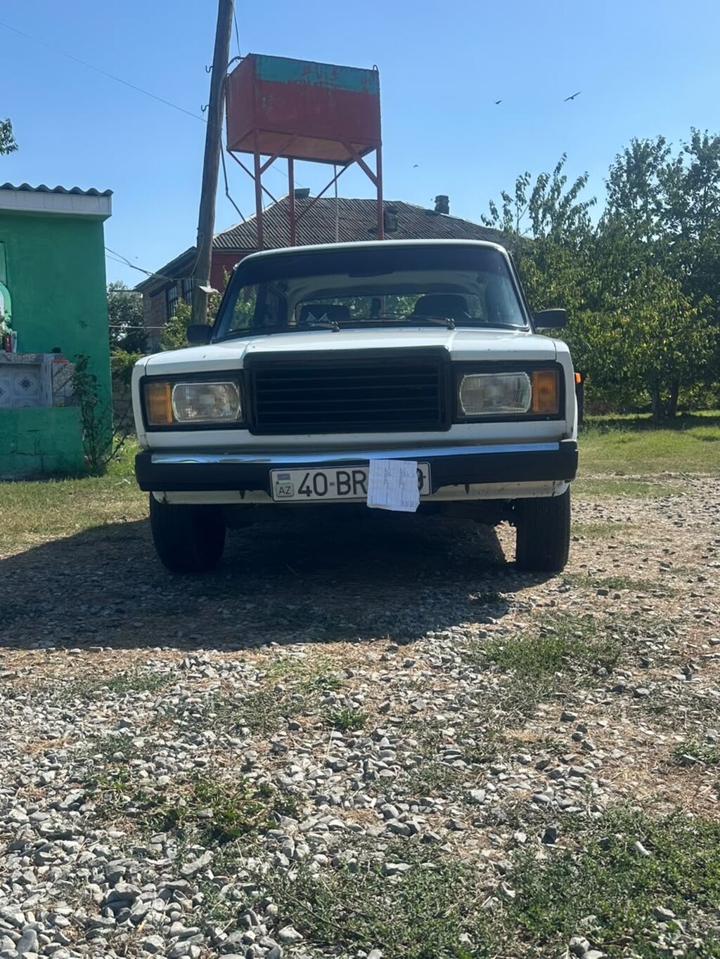 VAZ 2107, ağ rəng, sedan kuzov. Xüsusiyyətlər: - Arxa ötürücülü — Avtomobillər, Xaçmaz (2)