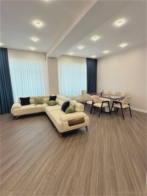 Kirayə verilir 3 otaqlı Mənzil Yeni tikili 160 m² Bakı, Xətai r., Ağ şəhər — Səfər — Пәтер
