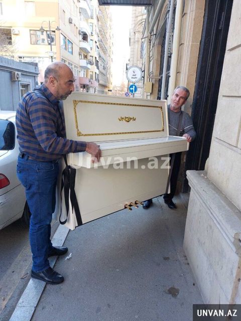 Pianino dasınması — Bakı
