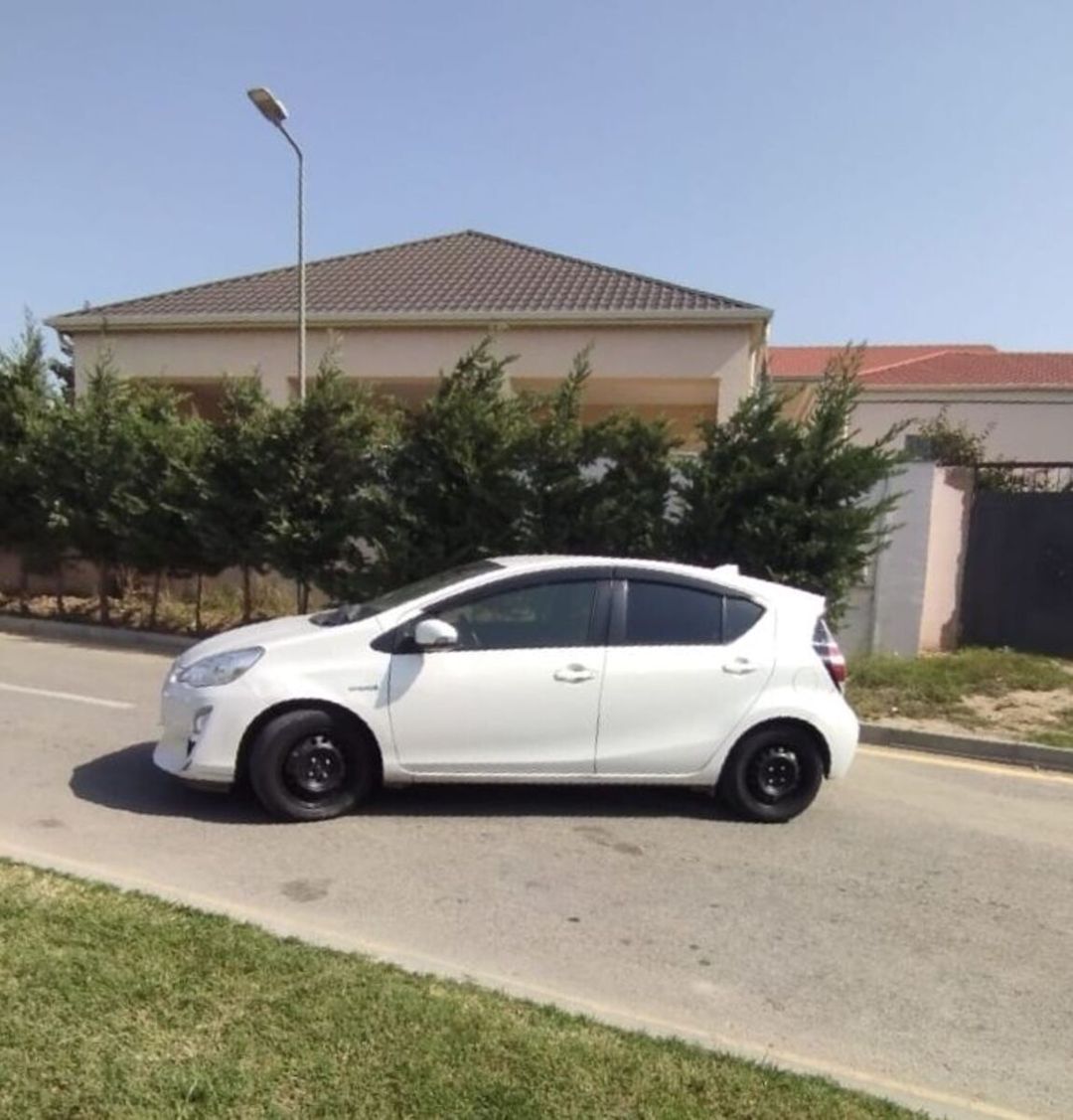 "Toyota Aqua Prius 2016" icarəsi — Avtomobil icarəsi, Bakı (3)