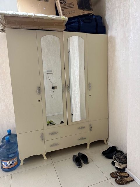 Dolab satılır 150₼. Problemi yoxdur. Ünvan Yasamal — Digah
