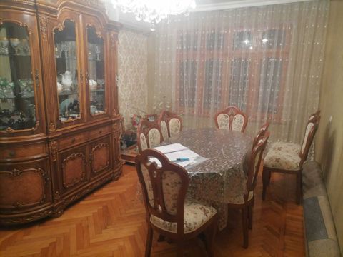 Satılır 4 otaqlı köhnə tikili 105 m² — Bakı