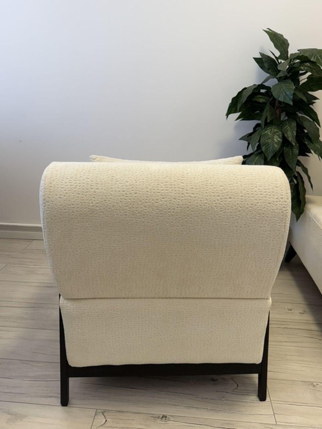 Müasir dizaynlı rahat kreslo - Rəng: krem/ivori - Material: yumşaq — Kreslolar, Xırdalan (2)