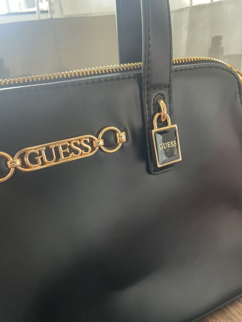 Guess qadın çantası – klassik qara rəngdə, qızılı detallarla - Model — Çantalar, çamadanlar, cüzdanlar, Bakı (2)