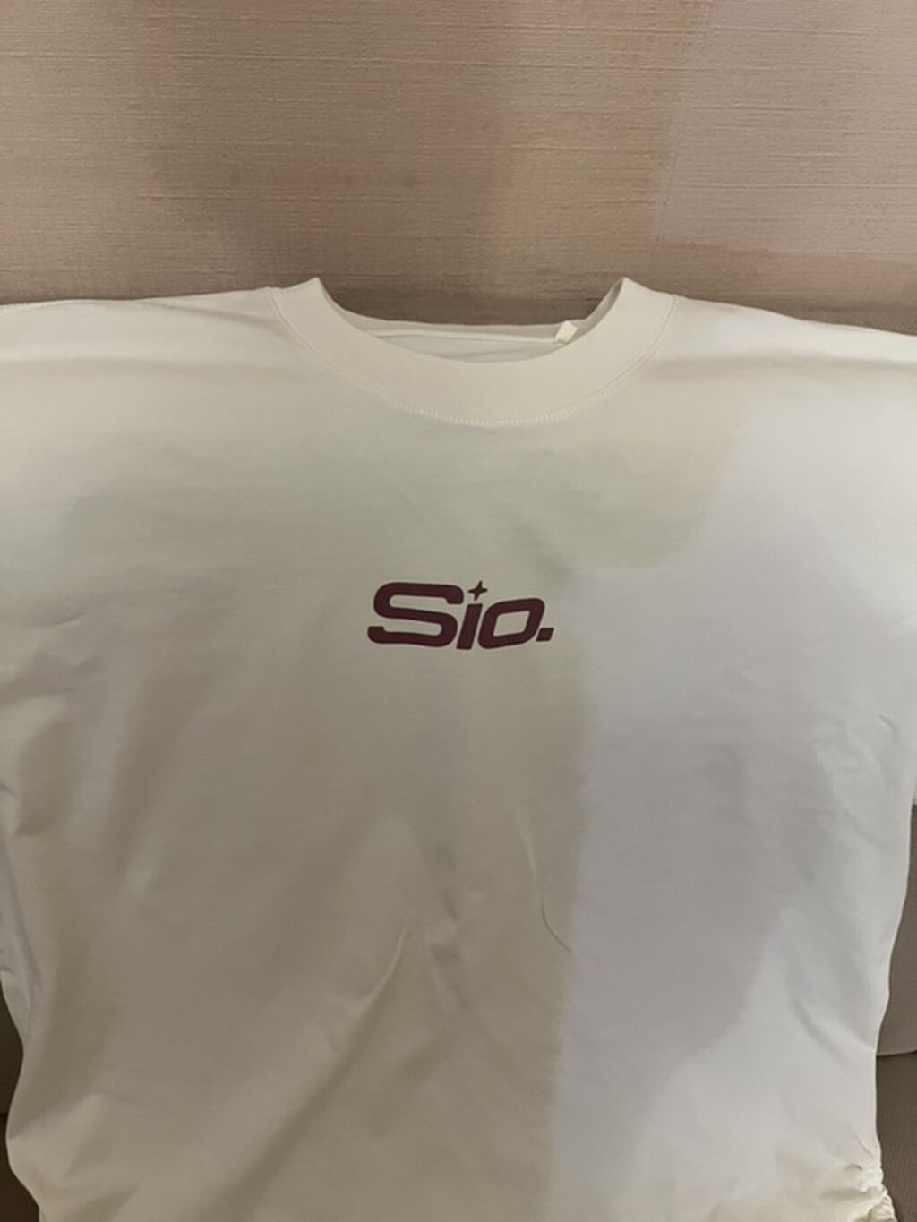 Ağ rəngli uniseks T‑shirt. Ön tərəfdə bordo rəngdə “Sio.” loqotipi — Futbolka və polo, Bakı (4)
