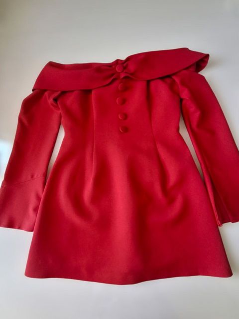 Qırmızı rəngdə, dəbli mini ziyafət donu kirayəyə verilir. Restoran — Bakı
