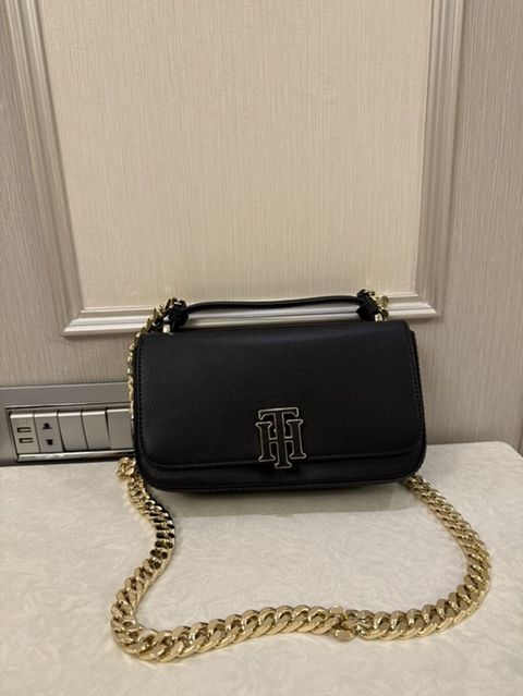 Tommy Hilfiger sumka 265 man alinib 150 satilir cexolu var yenidir — Ucar