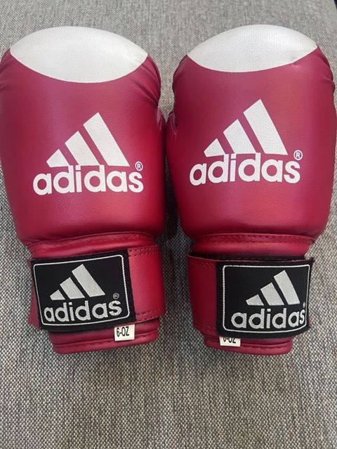 Adidas boks əlcəkləri – 6 OZ - Rəng: qırmızı, barmaq uclarında ağ — Digah