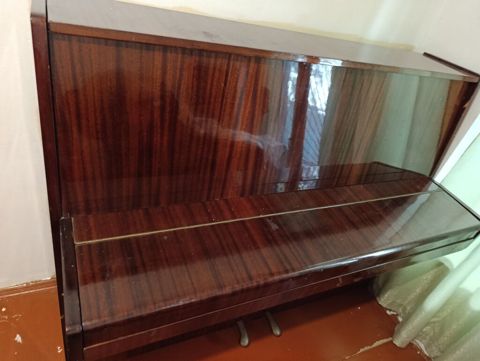 Upright pianino – klassik dizaynlı, tünd qəhvəyi parlaq taxta korpus — Bakı