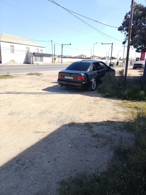 BMW 5Series (E39) sedan – qara rəngdə, klassik biznes sinfi — Digah