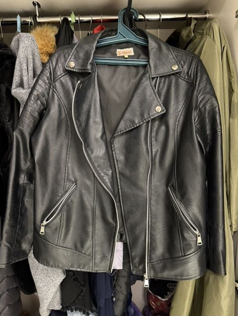 Qara rəngdə motosiklet üslublu qadın gödəkçəsi. - Material: süni — Bakı