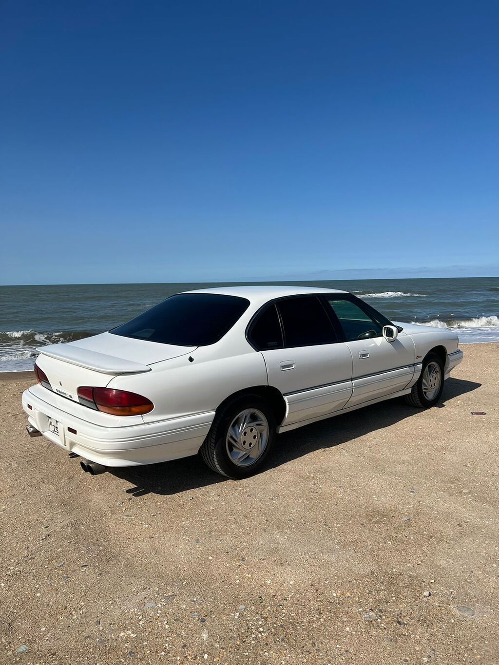 Pontiac Bonneville sedan – ağ rəng, tam ölçülü Amerikan sedanı. salam — Avtomobillər, Bakı (5)