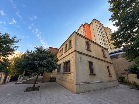 Satılır 8 otaqlı həyət evi/bağ evi 300 m² — Bakı