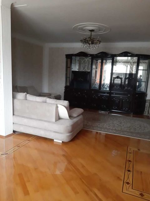 Satılır 4 otaqlı köhnə tikili 125 m² — Bakı