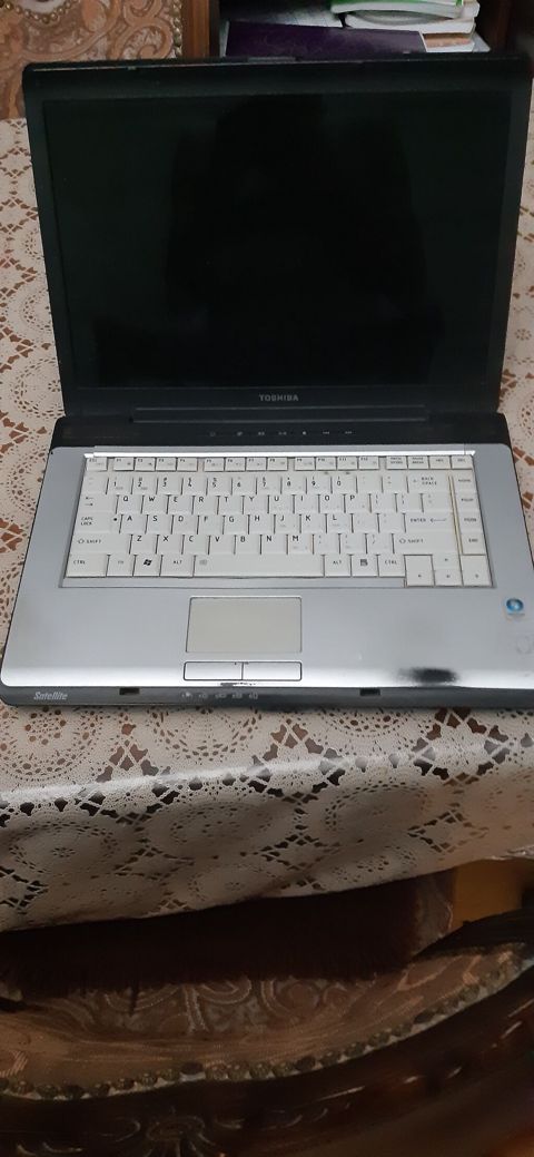 Toshiba Satellite noutbuku ehtiyat hisse kimi satiram adapteri ilə — Bakı