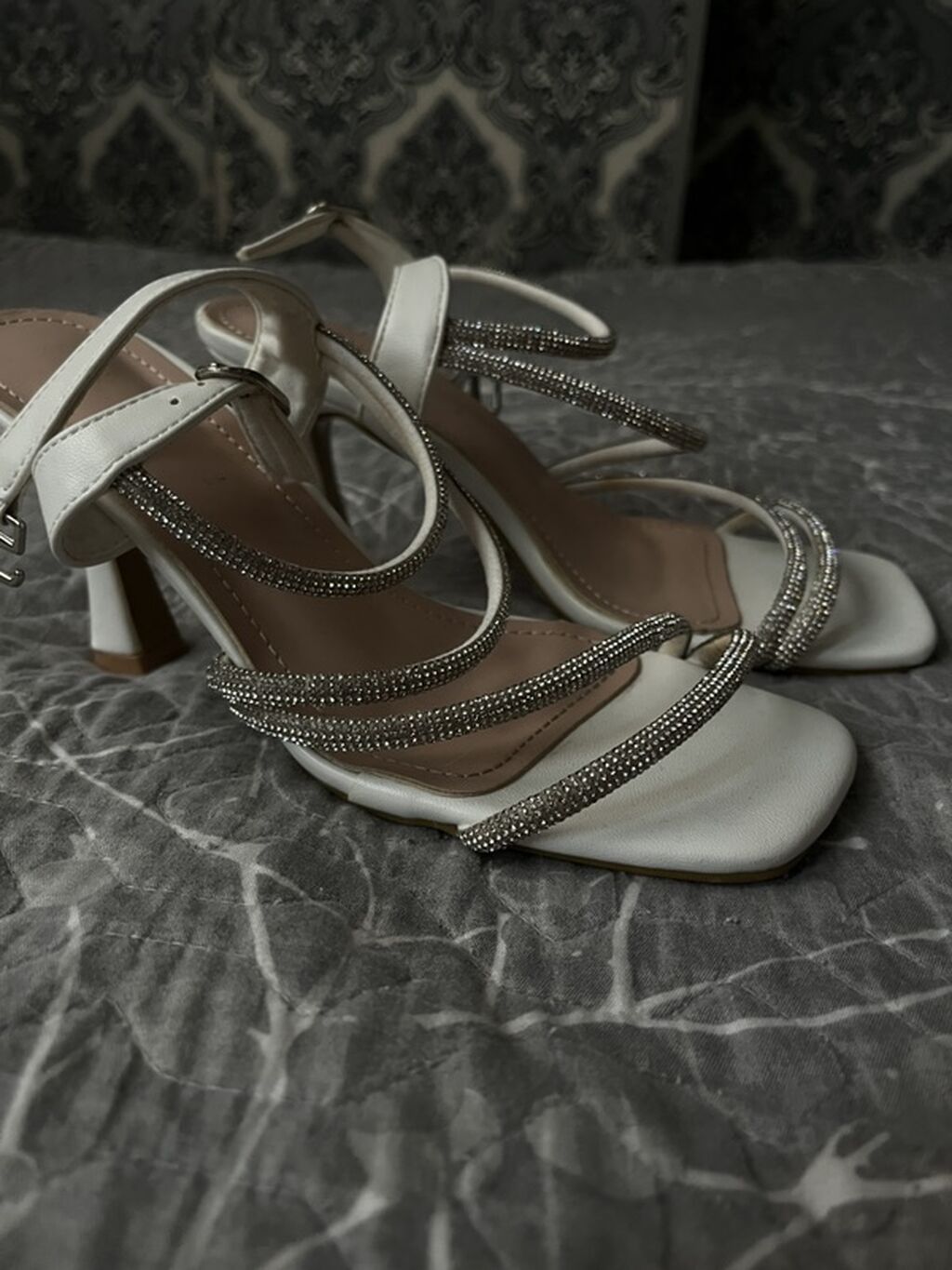 Ağ rəngli qadın sandaleti – zər ifa və rahatlıq bir arada. - Model — Sandal, Xırdalan (3)
